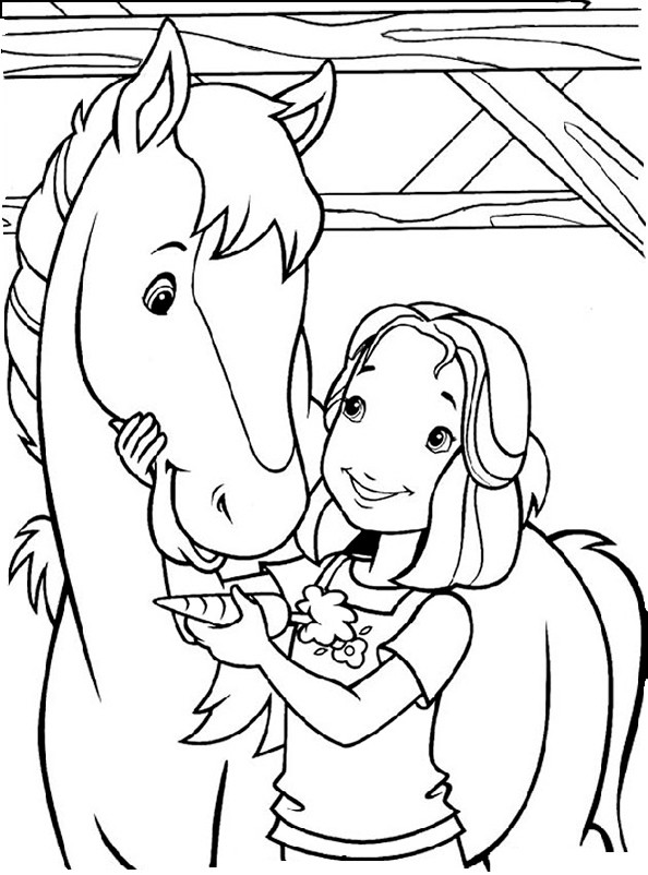 Ein Mädchen füttert ein Pferd Karotte